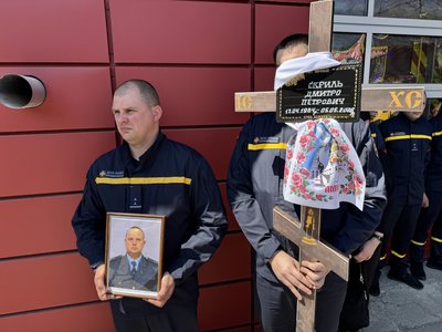 Люди професії: якими згадують рідні та колеги рятувальників Віктора Кузьменка та Дмитра Скриля Люди професії: якими згадують рідні та колеги рятувальників Віктора Кузьменка та Дмитра Скриля