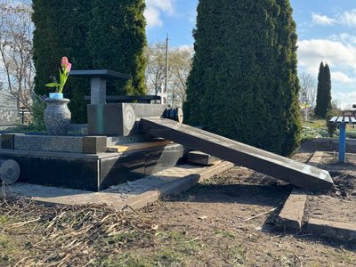 "Зробили людям горе": у селі Степанки на Черкащині місцеві лагодять пошкоджені могили "Зробили людям горе": у селі Степанки на Черкащині місцеві лагодять пошкоджені могили