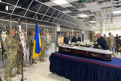 "Він був жвавий, як вибух": у Києві попрощалися з загиблим на війні актором і телеведучим Максимом Неліпою "Він був жвавий, як вибух": у Києві попрощалися з загиблим на війні актором і телеведучим Максимом Неліпою