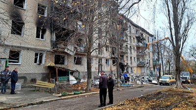 “99,8% будинків пошкоджені”. Миколаївка 12 днів без світла — відновлення ускладнюють обстріли “99,8% будинків пошкоджені”. Миколаївка 12 днів без світла — відновлення ускладнюють обстріли