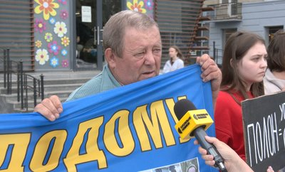 У Луцьку рідні полонених і зниклих безвісти підняли "Прапор надії"