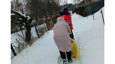 На санчатах доправляли пацієнтку до "швидкої" на Чернігівщині через складні погодні умови На санчатах доправляли пацієнтку до "швидкої" на Чернігівщині через складні погодні умови