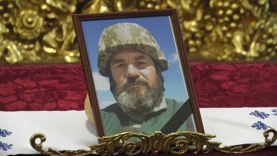 Загинув під час оборони Бахмута: у Житомирі попрощалися з військовим Василем Гречухом Загинув під час оборони Бахмута: у Житомирі попрощалися з військовим Василем Гречухом