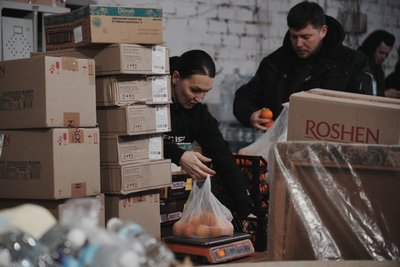 Пакування посилок до свят, які дронопошта доставить на позиції бійцям Хартії Пакування посилок до свят, які дронопошта доставить на позиції бійцям Хартії