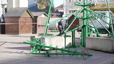 Центральну ялинку почали встановлювати на Театральній площі в Рівному Центральну ялинку почали встановлювати на Театральній площі в Рівному