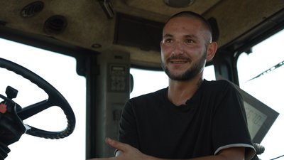 Збирає урожай та знімає TikTok: історія 18-річної трактористки з Чернігівщини Збирає урожай та знімає TikTok: історія 18-річної трактористки з Чернігівщини
