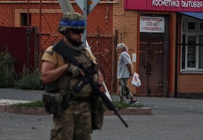 Український військовослужбовець патрулює територію в підконтрольному українській армії місті Суджа Український військовослужбовець патрулює територію в підконтрольному українській армії місті Суджа
