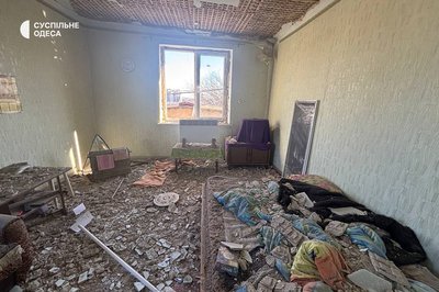 Пошкоджені дахи, вибиті вікна та розтрощені автівки: фото наслідків російської атаки на Одещину 6 березня Пошкоджені дахи, вибиті вікна та розтрощені автівки: фото наслідків російської атаки на Одещину 6 березня