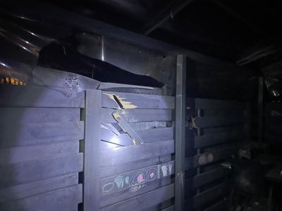 Пошкоджений паркан у приватному домоволодінні внаслідок нічної атаки дронами РФ 2 січня