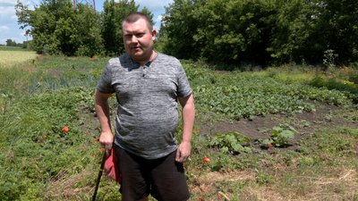 "Ми теж хочемо їсти": як переселенці на Черкащині облаштували город біля школи "Ми теж хочемо їсти": як переселенці на Черкащині облаштували город біля школи