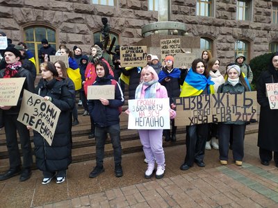 "Бруківка не стріляє!": у центрі Києва влаштували мітинг на підтримку армії