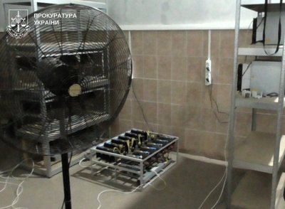 На Полтавщині чоловіка обвинувачують у викраденні електроенергії на понад 1,6 мільйона гривень На Полтавщині чоловіка обвинувачують у викраденні електроенергії на понад 1,6 мільйона гривень