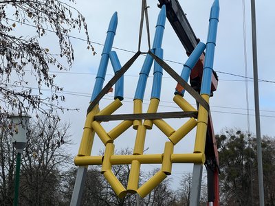 У Диканьці на Полтавщині волонтери встановили пам’ятник з використаних гільз