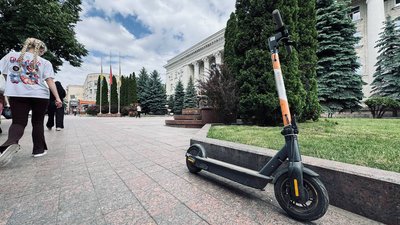 "Вони не їздять, а літають": у Кропивницькому пропонують створити місцеві правила для користування електросамокатами "Вони не їздять, а літають": у Кропивницькому пропонують створити місцеві правила для користування електросамокатами