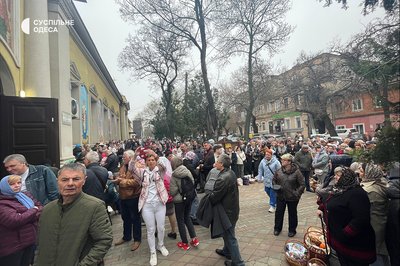 Сотні вірян у чергах: в Одесі святкують Великдень Сотні вірян у чергах: в Одесі святкують Великдень