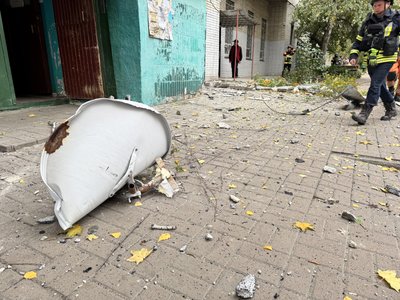 Російський дрон влучив у багатоповерхівку в Сумах Російський дрон влучив у багатоповерхівку в Сумах