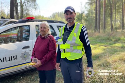 На Сумщині поліцейські врятували літню жінку, яка три доби блукала в лісі На Сумщині поліцейські врятували літню жінку, яка три доби блукала в лісі