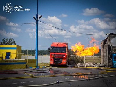 На півдні Одещини дрон атакував автозаправну станцію: сталася пожежа, загиблих немає На півдні Одещини дрон атакував автозаправну станцію: сталася пожежа, загиблих немає