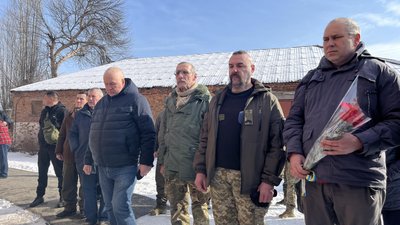 Друзі та рідні загиблих через теракт біля Палацу спорту 22 лютого 2015 року Друзі та рідні загиблих через теракт біля Палацу спорту 22 лютого 2015 року