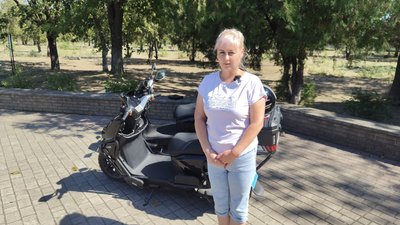 Два електроскутери та зарядну станцію передали центру соцпослуг на Миколаївщині Два електроскутери та зарядну станцію передали центру соцпослуг на Миколаївщині