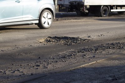 "Обережно, вибоїни!": у Луцьку водії скаржаться на стан доріг. Де стартував аварійний ремонт "Обережно, вибоїни!": у Луцьку водії скаржаться на стан доріг. Де стартував аварійний ремонт