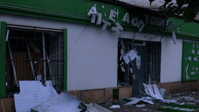 "Вони не били в асфальт, хотіли більш гучних наслідків": Новгород-Сіверський відновлюється від нічної атаки дронів "Вони не били в асфальт, хотіли більш гучних наслідків": Новгород-Сіверський відновлюється від нічної атаки дронів