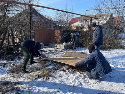 У Покровську ліквідують наслідки нічного обстрілу 13 лютого. Фото: Telegram / Покровська МВА У Покровську ліквідують наслідки нічного обстрілу 13 лютого. Фото: Telegram / Покровська МВА