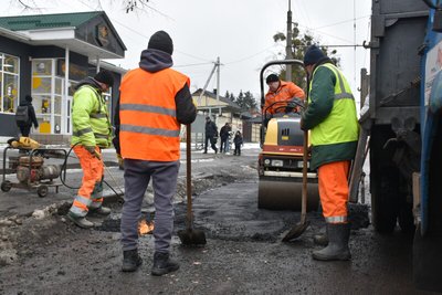 На дорогах Луцька триває аварійний ремонт: вкладають холодний асфальт