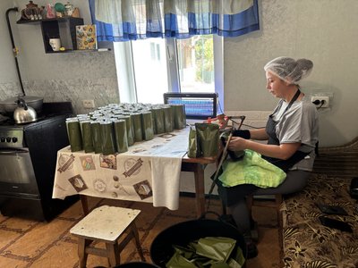"Ми тримаємо свій фронт": у селі на Вінниччині готують домашню їжу для захисників "Ми тримаємо свій фронт": у селі на Вінниччині готують домашню їжу для захисників