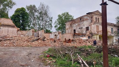 В Угроїдах на Сумщині через нічні обстріли пошкоджені багатоквартирні будинки В Угроїдах на Сумщині через нічні обстріли пошкоджені багатоквартирні будинки