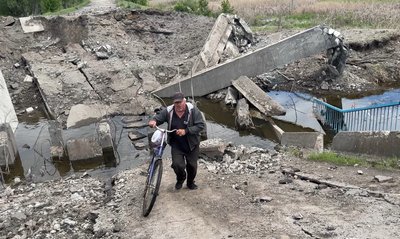 “Тепер дороги немає”: зруйновано міст між селами в Великописарівській громаді “Тепер дороги немає”: зруйновано міст між селами в Великописарівській громаді