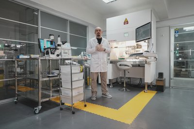 Керівник лабораторії в приміщенні університету, де стоїть біопринтер Керівник лабораторії в приміщенні університету, де стоїть біопринтер