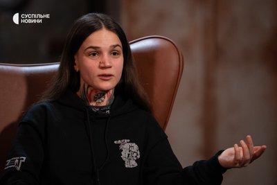 Головна сержантка зенітно-артилерійського взводу у 56-й бригаді, командирка екіпажу зенітної гармати АЗП-57 з позивним "Руна" під час інтервʼю Головна сержантка зенітно-артилерійського взводу у 56-й бригаді, командирка екіпажу зенітної гармати АЗП-57 з позивним "Руна" під час інтервʼю