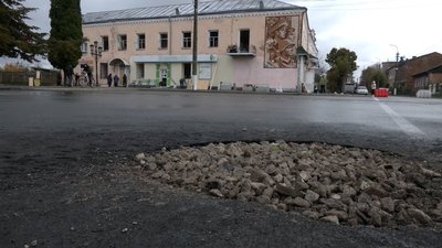 "Вони не били в асфальт, хотіли більш гучних наслідків": Новгород-Сіверський відновлюється від нічної атаки дронів "Вони не били в асфальт, хотіли більш гучних наслідків": Новгород-Сіверський відновлюється від нічної атаки дронів
