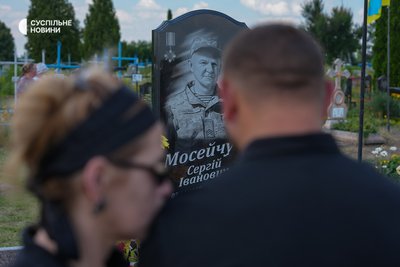 Сергій Мосейчук, наймолодший син у родині, з дружиною біля могили батька Сергія Мосейчука, який загинув у 2023 році під Купʼянськом. Двох його старших братів, яких викрали та вбили, ховають поряд із батьком. Калинівка, 15 липня 2026 року Сергій Мосейчук, наймолодший син у родині, з дружиною біля могили батька Сергія Мосейчука, який загинув у 2023 році під Купʼянськом. Двох його старших братів, яких викрали та вбили, ховають поряд із батьком. Калинівка, 15 липня 2026 року