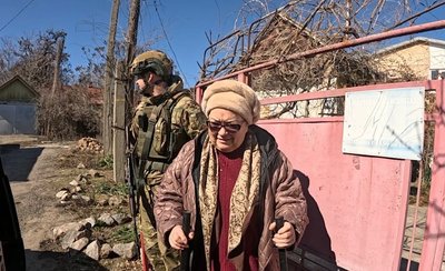Уламком артснаряда, що впав на подвір'я, поранило руку. З берегової лінії Нікополя евакуювали літнє подружжя Уламком артснаряда, що впав на подвір'я, поранило руку. З берегової лінії Нікополя евакуювали літнє подружжя