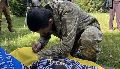 Підняли прапор, прапор стрілецького батальйону поліції Тернопільщини, на горі Маківка, Тернопільщина, вересень 2025 Підняли прапор, прапор стрілецького батальйону поліції Тернопільщини, на горі Маківка, Тернопільщина, вересень 2025