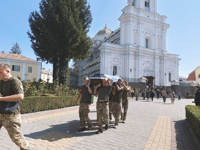 У Луцьку попрощалися з 31-річним військовим Віталієм Ващуком У Луцьку попрощалися з 31-річним військовим Віталієм Ващуком