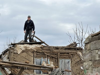 “Повилітало все. Ми у ванну заховалися”. Жителі Майдану лагодять зруйновані будинки після обстрілу і виїжджають “Повилітало все. Ми у ванну заховалися”. Жителі Майдану лагодять зруйновані будинки після обстрілу і виїжджають