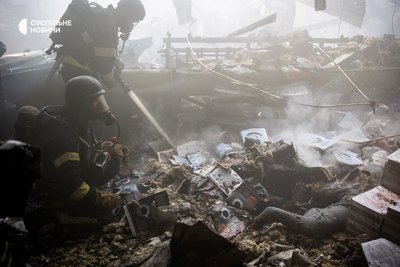 Рятувальники тушать пожежу в друкарні у Харкові, куди влучила російська ракета, 23 травня 2024 року Рятувальники тушать пожежу в друкарні у Харкові, куди влучила російська ракета, 23 травня 2024 року