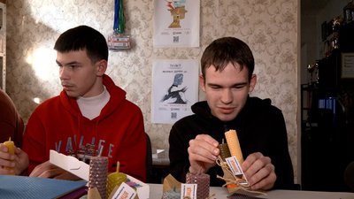 «В кожну свічку вкладаємо любов». Як у Вінниці молодь із інвалідністю виготовляє окопні свічки для оборонців «В кожну свічку вкладаємо любов». Як у Вінниці молодь із інвалідністю виготовляє окопні свічки для оборонців