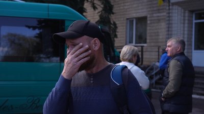 "Я повернусь до тебе, тато". Як з прифронтової Межівської громади евакуюють родини з дітьми "Я повернусь до тебе, тато". Як з прифронтової Межівської громади евакуюють родини з дітьми