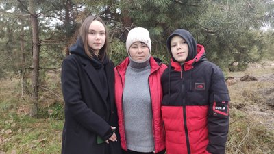 Вдова загиблого військовослужбовця-лісника Вікторія Мироненко разом з дітьми Вдова загиблого військовослужбовця-лісника Вікторія Мироненко разом з дітьми