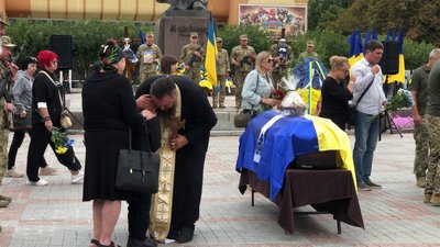 Із військовим Володимиром Шеретюком попрощались на майдані Незалежності у Рівному Із військовим Володимиром Шеретюком попрощались на майдані Незалежності у Рівному
