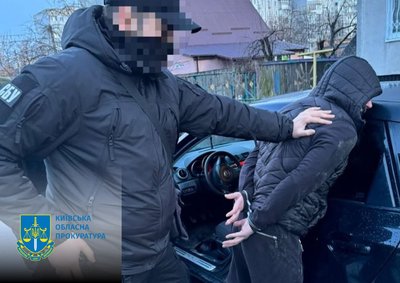 "Вибивали" неіснуючий борг зі знайомого: трьох жителів Київщини затримали за вимагання "Вибивали" неіснуючий борг зі знайомого: трьох жителів Київщини затримали за вимагання