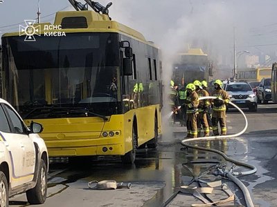 У Києві біля мосту Патона на ходу загорівся тролейбус У Києві біля мосту Патона на ходу загорівся тролейбус