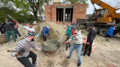 Голинь, Франківщина, 30-метрова дзвіниця, будова, люди Голинь, Франківщина, 30-метрова дзвіниця, будова, люди