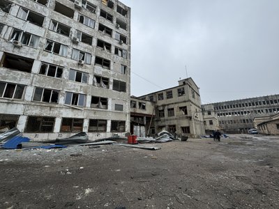 У Холодногірському районі Харкова усувають наслідки нічної атаки БпЛА У Холодногірському районі Харкова усувають наслідки нічної атаки БпЛА