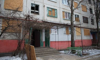 Комунальники ліквідують наслідки обстрілу Дружківки 5 лютого. Фото: Дружківська МВА/Telegram