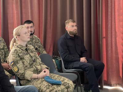 "Це свята ініціатива": у кількох містах Полтавщини підняли біло-чорний "Прапор Надії" "Це свята ініціатива": у кількох містах Полтавщини підняли біло-чорний "Прапор Надії"